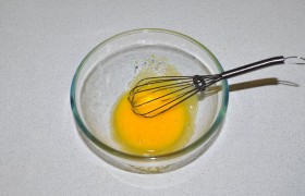 Готовим  кляр . Отделяем желтки яиц, растираем или слегка взбиваем их с солью и перцем.