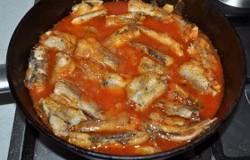 Заливаем рыбу приготовленным соусом, после закипания накрываем, ставим слабый огонь, тушим 3-4 минуты. И еще 5-6 минут после выключения не снимаем крышку, чтобы рыбка лучше пропиталась соусом.