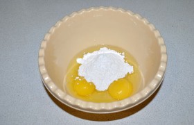 Для теста сначала взбиваем пару яиц. Когда появилась пена, всыпаем сахарную пудру и продолжаем взбивать до ее растворения.