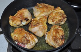 Раскладываем куски курицы и обжариваем до яркой корочки примерно по 4-6 минут одну и вторую стороны.