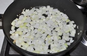 Шинкуем луковицы средним кубиком. Засыпаем в сковороду, когда масло сильно разогрето на большом огне, помешивая, обжариваем лук до прозрачности, 3-4 минуты.