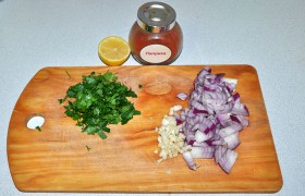 Сковороду с маслом ставим на сильный огонь – пусть  масло перекаливается  4-5 минут. А мы пока шинкуем лук и чеснок, рубим зеленые листочки петрушки. 