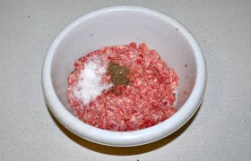 Приправляем фарш солью и перцем, вымешиваем до однородности и  отбиваем .