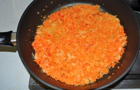 Конфорку – на средний огонь, в хорошо разогретое масло кладем перемолотый лук с его соком, 12-15 минут, перемешивая, тушим, закладываем в него морковь и продолжаем еще 12-15 минут. Луково-морковную массу перекладываем в казанок, латку или толстостенную кастрюлю.