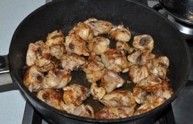  Перекаливаем  на сильном огне 1-2 ст. ложки масла в сковороде, закладываем куриные кусочки, не снижая огня, обжариваем мясо 3-5 минут до корочек, помешивая. Выключаем,накрываем.