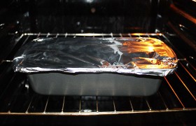 Плотно запаковываем фольгой и ставим на средний уровень духовки, нагревшейся до 200°. Через 20 минут снимаем фольгу, проверяем готовность картошки и ставим форму повыше еще на 8-10 минут.