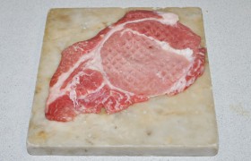 Мясо просим нарезать для нас в супермаркете – или делаем это дома сами, отрезая поперек волокон пару стейков по 10 мм толщины. Закладываем в пакет и отбиваем до 5-7 мм. 