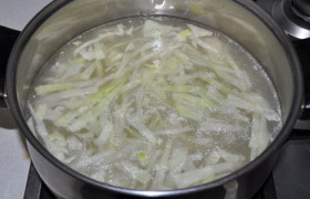 Немного белокочанной капусты нашинковали и опускаем в закипающий суп. 