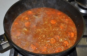 Добавляем томатную пасту, разведенную водой. Тушим соус 1,5-2 минуты, посыпаем солью, кориандром.