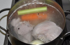 Мясо кладем в кипяток, 1,5 часа  отвариваем  до полной мягкости на медленном огне под крышкой, добавив перец горошком, лук, соль, морковь и сельдерей. Готовое - оставляем остывать в бульоне, иначе подсохнет и покроется корочкой. А оно нам надо?