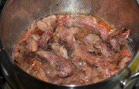 Перекладываем мясо в толстостенную кастрюлю или казан, заливаем гранатовым соком, в котором оно мариновалось, добавляем соевый соус. Накрываем крышкой, оставляем тушиться, установив малый огонь.