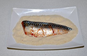 Высыпаем на тарелку домашние  панировочные сухари  и обваливаем рыбу. 