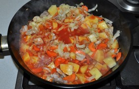 Вливаем стакан томатного сока, посыпаем приправой. Обычно она соленая, но, если нет, добавляем соли. Накрываем после закипания сковороду и устанавливаем огонь, на котором рагу тушится при слабом кипении. Через 25-30 минут – оно готово.