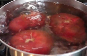 Летним спелым помидорам обычно достаточно 10-20 секунд, зимним с толстой кожицей – до минуты.