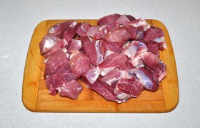 Для блюд с азиатской ноткой кусочки мяса обычно нарезаются небольшие – чаще на один укус. На этот раз кусочки-кубики крупнее - на два укуса.