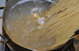 А в это время закладываем спагетти в кипящую воду, солим, варим, как положено,  аль денте , после чего избавляемся от воды с помощью дуршлага. 