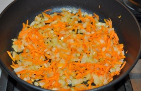 Еще в начинку нам нужны лук с морковью, которые, мелко порубленные (морковь можем просто натереть), мы 6-7 минут  пассеруем  в сковороде, на среднем огне. Солим-перчим, добавляем Прованские травы.