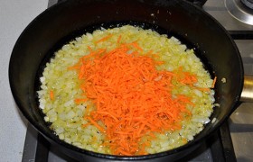 Добавляем натертую морковь и обжариваем с луком еще 3-4 минуты.