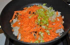 Нарезанные лук, сельдерей и морковку кладем в разогретую  сковороду, добавляем сушеный корень петрушки или пастернака,  пассеруем  на среднем огне 8-10 минут.