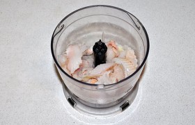 На куски нарезаем рыбное филе, измельчаем в блендере (можно в мясорубке). Если рыба очень мокрая после мытья – хорошо обсушиваем ее разовыми полотенцами.