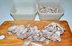 Вынимаем куски курицы. Срезаем мясо с косточек, нарезаем кусочками или просто разбираем на волокна, которые раскладываем в контейнеры.