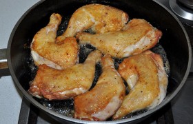 Немного масла (в курице хватает жира) 4-5 минут  перекаливаем  на самом сильном огне в толстодонной сковороде. Жарим окорочка примерно по 4 минуты сторону, до ярких корочек. Перекладываем в форму для запекания.