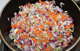 Через 3-4 минуты – морковь с луком, 9-10 минут томим-обжариваем, помешивая, до мягкости овощей.