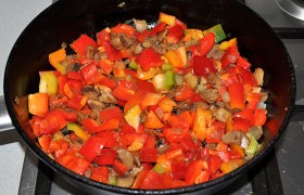 Нарезаем сладкий перец, кладем в сковороду и жарим овощи (скорее, тушим, ведь из овощей уже выделяется сок) 3-4 минуты, перемешивая периодически.