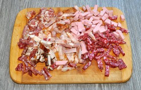 Между тем мы уже нарезали все наши мясные остатки: сосиски и вареную колбасу, колбасу копченую и полукопченую, буженину, ветчину...