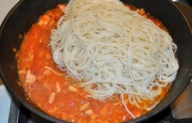 И выкладываем спагетти в сковороду с соусом. Перемешав, прогреваем 1,5-2 минуты – и подаем. Посыпаем спагетти Аматричана тонко тертым сыром, при отсутствии пекорино или пармезана – хорошим сыром твердого сорта.