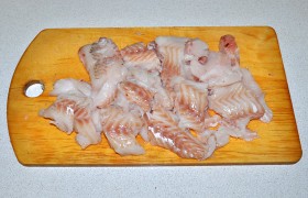 Если у нас есть готовое филе рыбы - используем его. Если нет - разделываем имеющуюся рыбу и отделяем филе - без кожи. Промываем, как следует отжимаем воду, нарезаем.