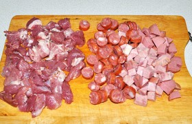 Мясо нарезаем небольшим кубиком, так же - все мясопродукты, предназначенные для рагу.
