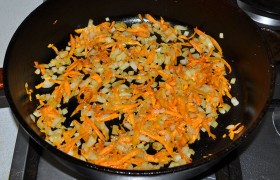 Выложив на тарелку мясо, меняем огонь на средний,  пассеруем  5-7 минут лук, нашинкованный мелким кубиком, и тертую крупно морковь. 