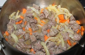 Лук с морковью добавляем в кастрюлю. Так мясо тушится от 1,5 до 2 часов, в закрытой кастрюле. Смотрим только, чтобы не стало мало подливки.
