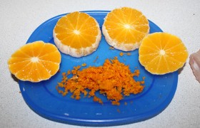 С одного апельсина, промытого и обсушенного, натираем мелко самый верхний тонкий слой цедры. Снимаем шкурку и делим апельсин на 4 кружка.