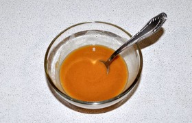 Для соуса соединяем муку с сахаром и имбирем, вливаем соевый соус, воду и вымешиваем, пусть постоит немного.