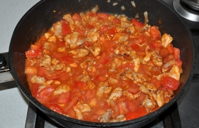 Добавляем дольки помидоров, томатную пасту, соль, сахар (который избавит от лишней кислоты) и перец, перемешиваем.