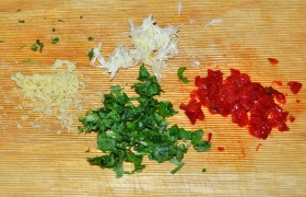 Для соуса измельчаем чеснок, имбирь, зелень, жгучий перец (количество его – по вкусу).