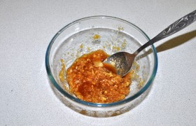 Добавляем соевый соус, томатную пасту, кетчуп, сахар, перец, арахисовую пасту, вымешиваем, вливая несколько ложек воды.