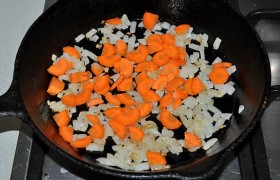 Добавляем измельченный корень петрушки или сельдерея (или черешки сельдерея), морковь, пассеруем еще 4-5 минут.