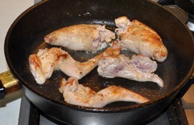 Для качественной жарки в сковороде  перекаливаем  4-5 минут масло, раскладываем кусочки мяса, быстро подрумяниваем с обеих сторон, примерно по 2-2,5 минуты сторону. 