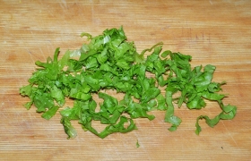 Нарезаем полосками зеленый салат.