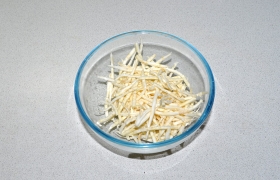 Очищенный корень сельдерея натираем на терке для тонкой корейской моркови. Складываем в миску и сбрызгиваем соком лимона. Приправляем перцем. При желании – добавляем масло.