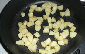 Картофель, конечно, можем просто нарезать и положить в горшочки. Но мы же знаем, что это намного удлинит время готовки. Потому картошку 4-5 минут обжариваем на средне-сильном огне в сковородке,