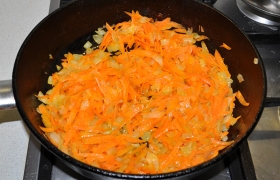 Добавляем к нему тертую морковь и обжариваем еще 4-5 минут.