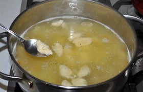 В кипящий суп с готовым картофелем опускаем чайной ложкой маленькие порции теста.