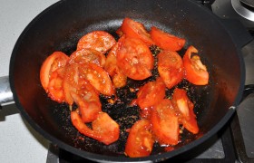 Помидоры нарезаем на средние дольки. На сильном огне сначала жарим 1 минуту томатную пасту, затем кладем помидоры, аджику. Лосле закипания, не забывая помешивать, держим на сильном огне примерно 2 минуты. Перекладываем к курице.