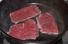 На  перекаленном  (на сильным огне) масле быстро обжариваем куски мяса, максимум по минуте с каждой стороны. Выкладываем в тарелку. 