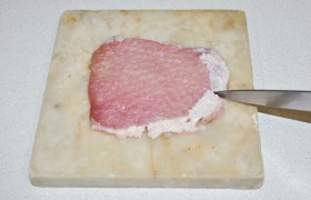 Чтобы полоска сала не стягивала при жарке мясо, делаем 1-2 рассечки кончиком ножа.