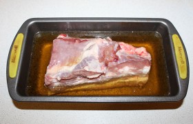 Промытый, обсушенный кусок свиной грудинки укладываем в подходящую посуду, заливаем пивом ( у нас – Балтика-3). Минимум сутки мясо маринуется на холоде в пиве. Необязательно заливать доверху, просто несколько раз перевернуть свинину.